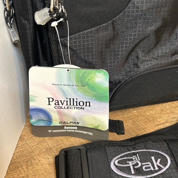 Pavilion Black Messenger Bag by Calpak 18” Laptop - Picture 2 of 10
